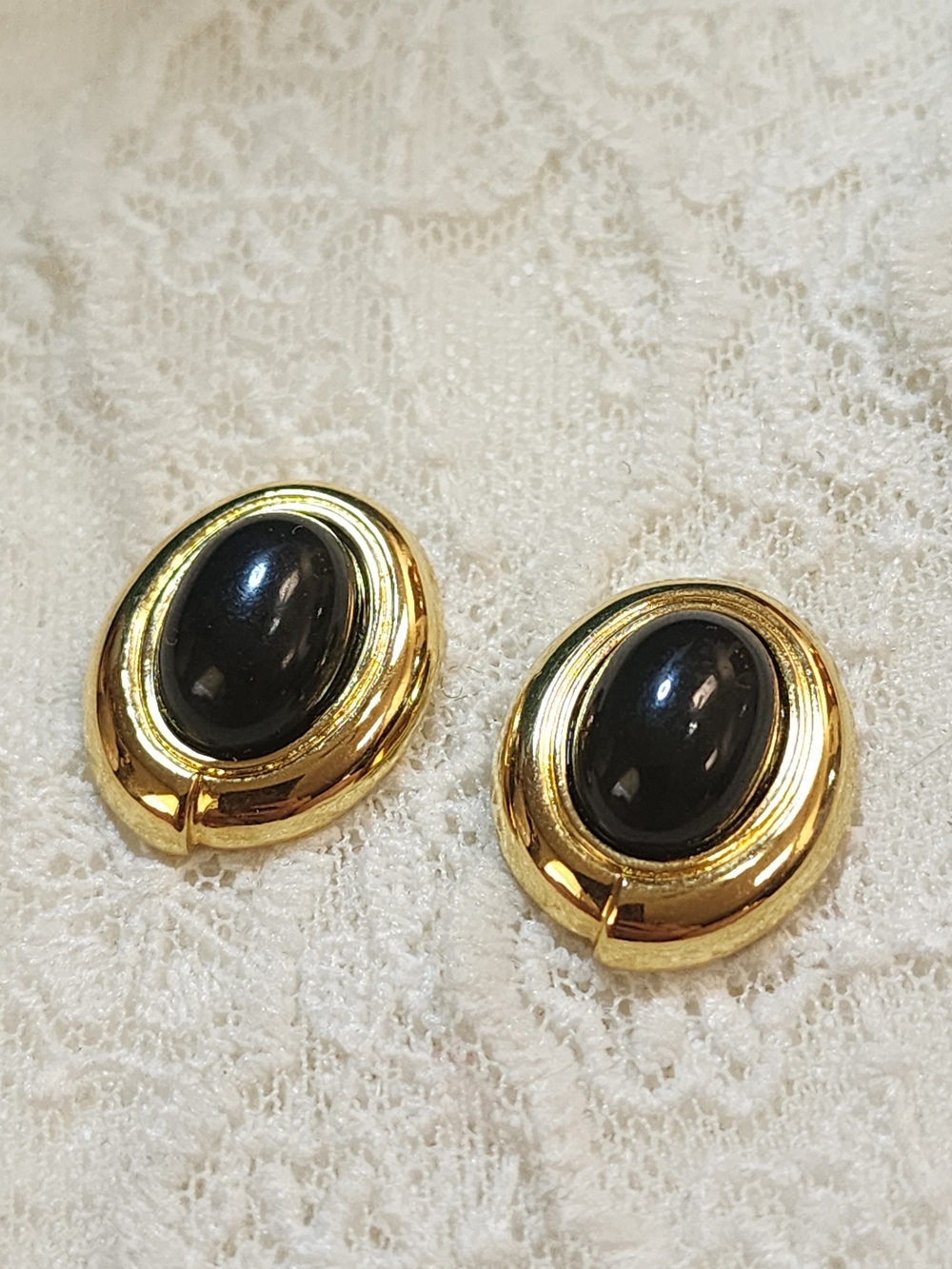 Vintage Signed Monet Gold Toned and Black Oval Pierced Earrings - Classic